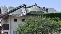 Während in Schrattenberg noch die Schäden des letzten Unwetters behoben werden, drohen schon die nächsten Gewitter. (Bild: APA/Hans Punz)