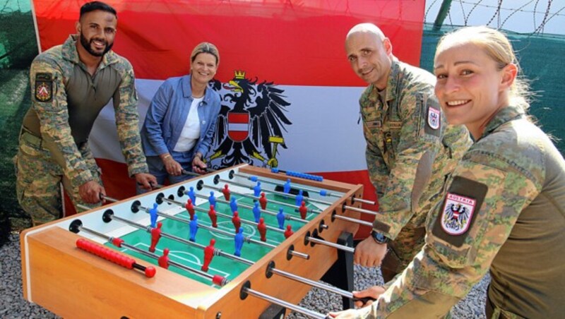 Auch die Truppe ist im Fußballfieber. (Bild: Christoph Matzl)