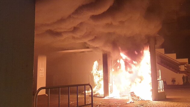 In Eisenstadt brannte ein Müllcontainer lichterloh (Bild: Stadtfeuerwehr Eisenstadt)