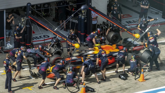 Die Boxencrew von Red Bull Racing wechselt die Reifen in Windeseile. (Bild: Joerg Mitter / Limex Images)