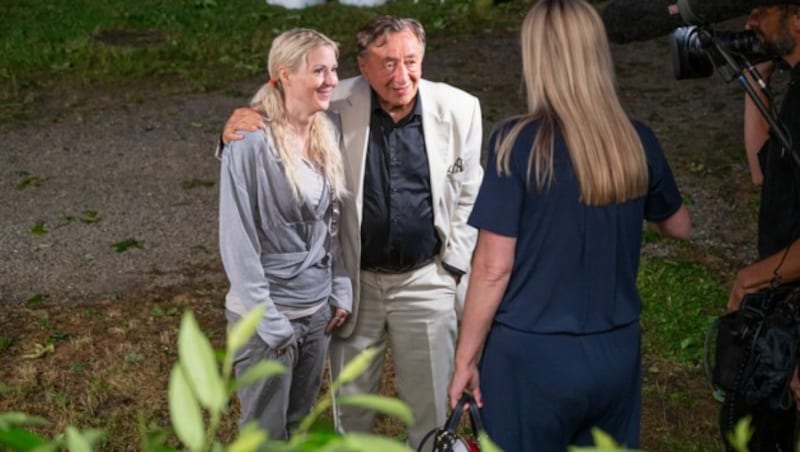 Richard Lunger besuchte mit seiner Freundin Simone Reiländer die Premiere der Sommernachtskomödie „Ein Käfig voller Narren“auf der Rosenburg. (Bild: Johannes Ehn / picturedesk.com)