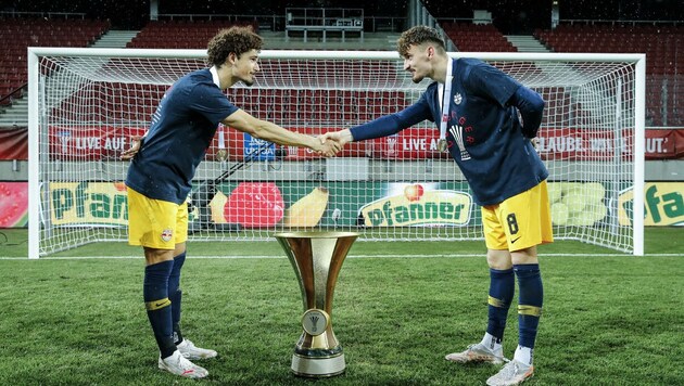 Andre Ramalho (li.) und Mergim Berisha (re.) nach dem ÖFB-Cup-Sieg gegen den LASK (Bild: GEPA pictures/ Jasmin Walter)