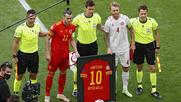 Wales Kapitän Gareth Bale (li.) und sein Pendant Simon Kjaer (re.) vor dem Anpfiff (Bild: AFP)