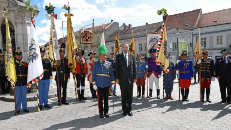 Ehre, wem Ehre gebührt: Jubilar Karl Habsburg mit dem Organisator der Kaiserparade in Korneuburg, Michael Blaha (Bild: Starpix/Alexander TUMA)