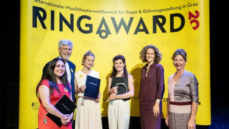 Das Gewinnerteam des Ring Award mit Veranstalter Heinz Weyringer, Opernintendantin Nora Schmid und Schauspielhaus-Chefin Iris Laufenberg (Bild: susanne hassler-smith)