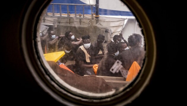 Gerettete Flüchtlinge auf der „Sea-Watch IV“ (Bild: APA/AFP/Thomas Lohnes (Archivbild))