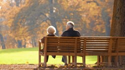 Ein symbolisches Bild über den „Herbst des Lebens“. In dieser Idylle geht es aber auch ums Geld. (Bild: ©sculpies - stock.adobe.com)