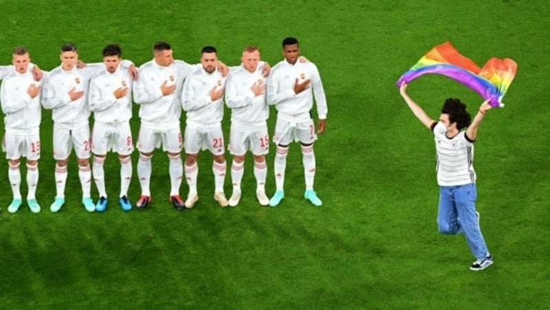 Beim Spiel Deutschland gegen Ungarn verbat die UEFA, das Stadion als Regenbogen erstrahlen zu lassen. Fans und ein „Flitzer“ setzten dennoch mit Flaggen ein Zeichen. (Bild: MATTHIAS HANGST)