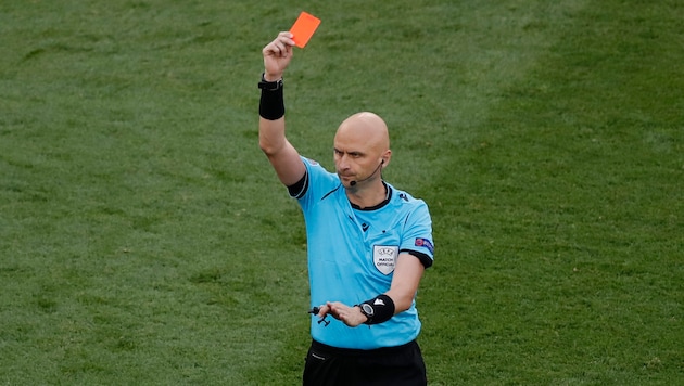 Sometimes the referees have to show the red card early on. (Bild: AP)