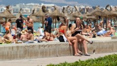 Touristen am Strand von Palma de Mallorca im Juni 2021 (Bild: AFP)