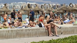 Touristen am Strand von Palma de Mallorca im Juni 2021 (Bild: AFP)