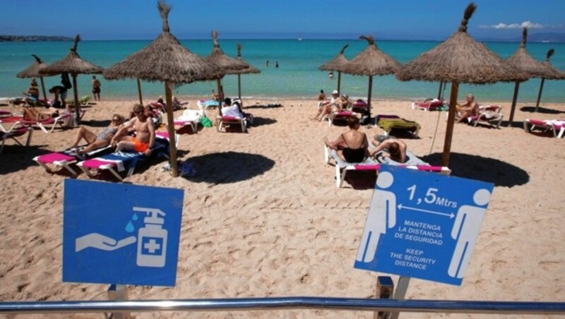 Am Strand von Mallorca tummeln sich bereits wieder Sonnenhungrige. (Bild: AFP)