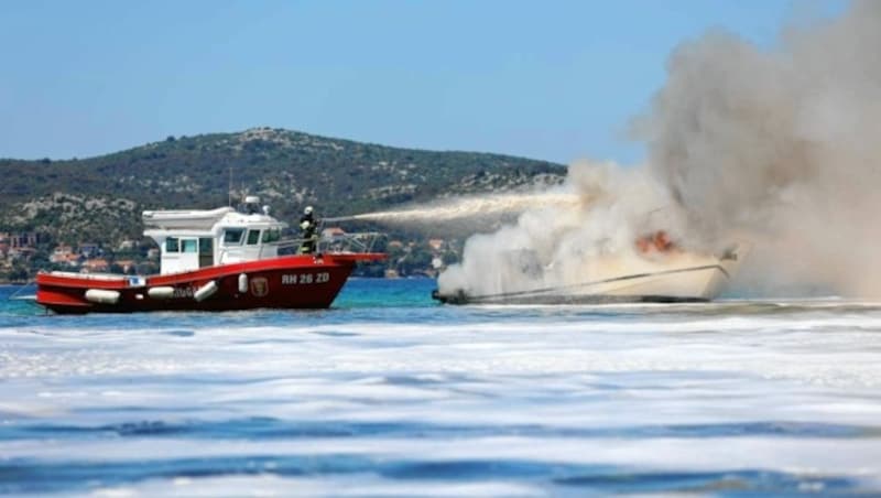 Löschboote kamen zu spät, das Schiff wurde ein Raub der Flammen. (Bild: Marko Dimic/PIXSELL)