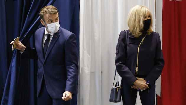 Der französische Präsident Emmanuel Macron und seine Ehefrau Brigitte nach der Stimmabgabe am Sonntag (Bild: AP)