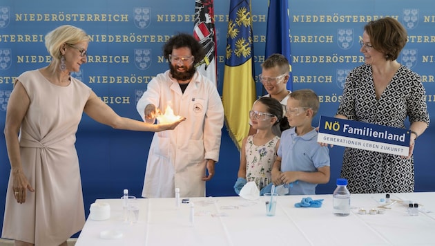Experimente, die Wissenschaft erlebbar machen – Landeshauptfrau Mikl-Leitner und Landesrätin Teschl-Hofmeister haben’s ausprobiert. (Bild: NLK Schaler)