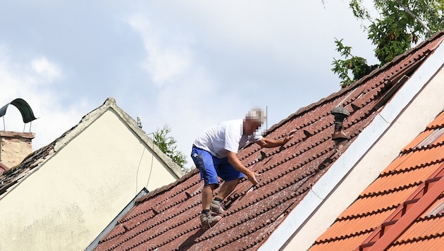 Der Schaden wird nun wohl von pofessionellen Dachdeckern behoben werden müssen (Symbolbild). (Bild: P. Huber, Krone KREATIV)