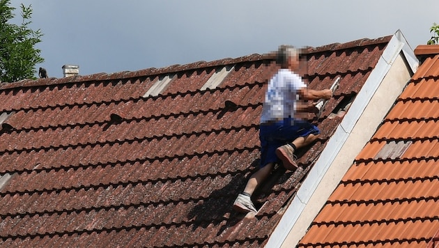 Manchmal müssen dann echte Dachdecker ausrücken, um die Schäden der Kriminellen zu beheben (Symbolbild). (Bild: P. Huber, Krone KREATIV)