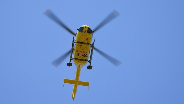 Mit einem Christophorus-Hubschrauber musste der Arbeiter ins Spital geflogen werden. (Bild: P. Huber)