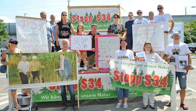 Mit Transparenten demonstrierte gestern eine Abordnung der S-34-Gegner vor der Sitzung (Bild: Crepaz Franz)