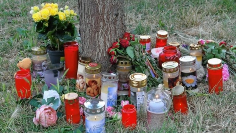 An diesem Baum war die Leiche des Mädchens abgelegt worden. Trauernde brachten Blumen und Kerzen. (Bild: Andi Schiel)
