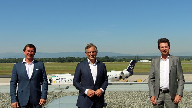 Staatssekretär Magnus Brunner (Mitte) mit den Geschäftsführern des Flughafen Graz, Jürgen Löschnig (links) und Wolfgang Grimus. (Bild: Flughafen Graz)