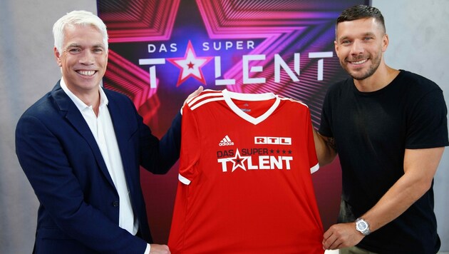 Lukas Podolski wird Juror bei „Das Supertalent“. Henning Tewes, Geschäftsführer von RTL Television freut sich über den gelungenen „Transfer“. (Bild: TVNOW / Stefan Gregorowius)