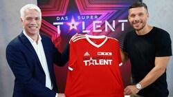 Lukas Podolski wird Juror bei „Das Supertalent“. Henning Tewes, Geschäftsführer von RTL Television freut sich über den gelungenen „Transfer“. (Bild: TVNOW / Stefan Gregorowius)