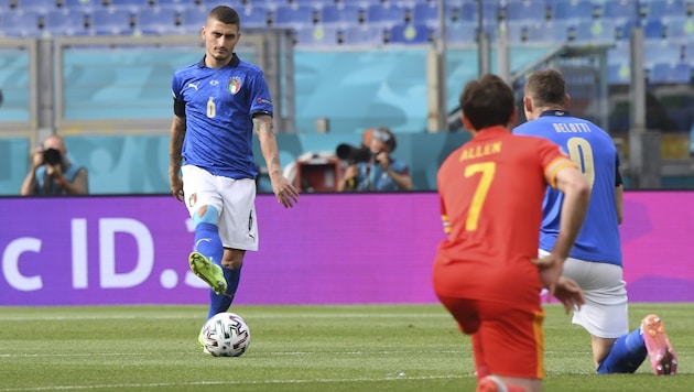 Fünf italienische Spieler schlossen sich dem Knieprotest der Waleser im letzten Gruppenspiel an (Bild: Copyright 2021 The Associated Press. All rights reserved)