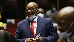 Wegen Missachtung einer gerichtlichen Vorladung ist Südafrikas Ex-Präsident Jacob Zuma am Dienstag zu einer Haftstrafe von 15 Monaten verurteilt worden. (Bild: AFP)