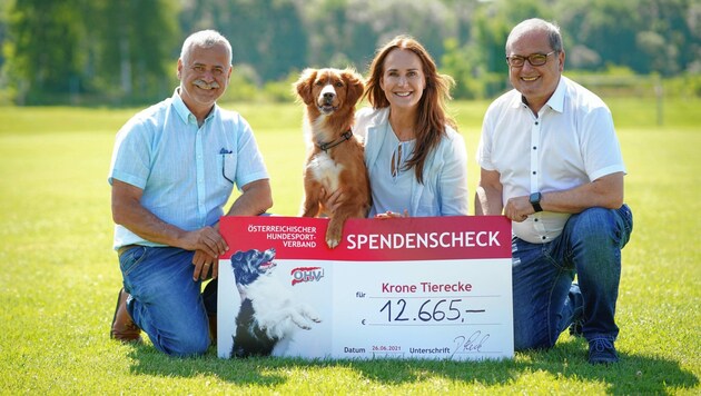 Karl Weissenbacher (li.) vom Messerli-Institut, Tierschutzsprecher Dietmar Keck mit Maggie Entenfellner. (Bild: Markus Wenzel)