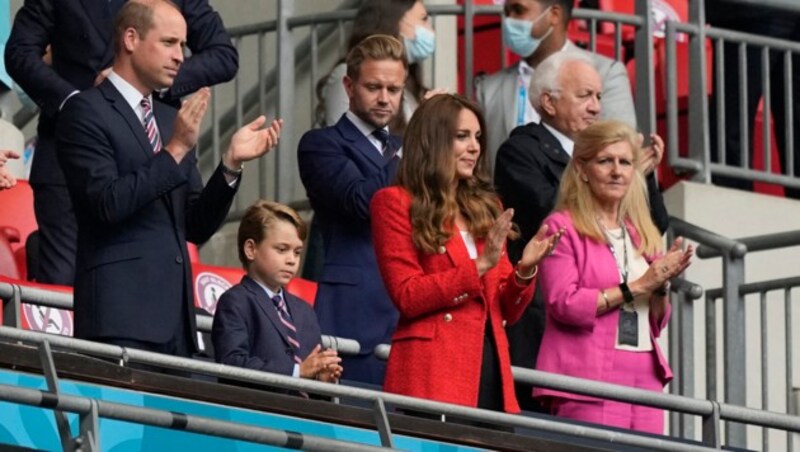 Englands Thronfolger Prinz William, sein Sohn George und seine Frau Herzogin Kate (Bild: AFP)