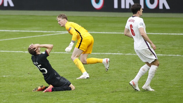 Thomas Müller sinkt nach seiner vergebenen Chance zu Boden (Bild: AP)