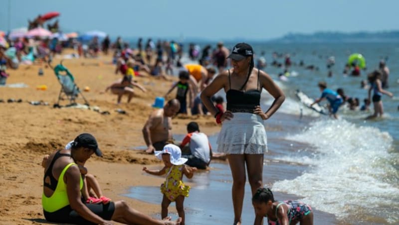 In Annapolis im US-Bundesstaat Maryland kühlen sich Menschen im Meer ab. (Bild: AFP)