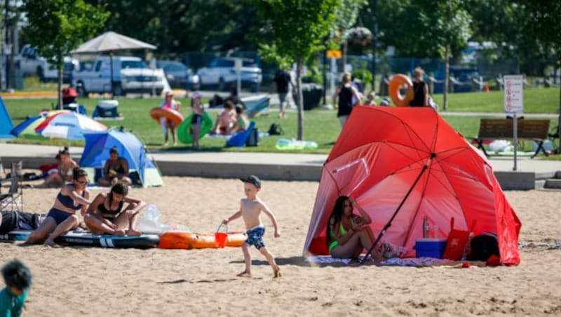 Diese Sonnenhungrigen aus Chestermere machen das Beste aus der Situation. (Bild: THE CANADIAN PRESS)