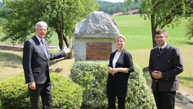 LH Kaiser, Verteidigungsministerin Tanner und Landesrat Gruber vor dem Gedenkstein (Bild: Hronek Eveline)