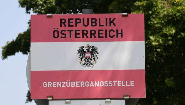 Mit Drohnen und Wärmebild-Kameras wird auch die niederösterreichische Grenze geschützt. (Symbolbild) (Bild: P. Huber)