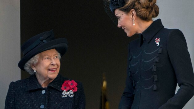 Queen Elizabeth mit Herzogin Kate (Bild: Richard Gillard / Camera Press / picturedesk.com)