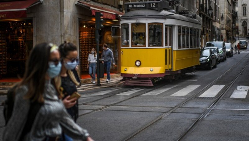 Im Delta-geplagten Lissabon ist das öffentliche Leben erneut vom Virus beeinträchtigt. (Bild: APA/AFP/PATRICIA DE MELO MOREIRA)