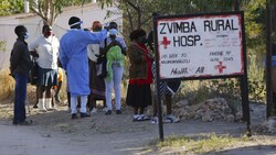 Ein Mitarbeiter eines ländlichen Krankenhauses in Zimbabwe misst die Temperatur von möglichen Corona-Patienten. (Bild: AP)