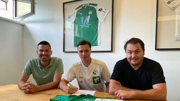 Markus Wallner (Mitte) bei der Vertragsunterschrift in Tirol mit Berater Philipp Mirtl (li.) und WSG-Sportchef Köck. (Bild: Mirtl)