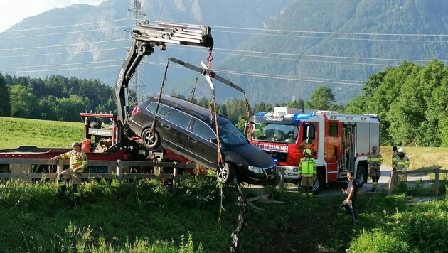 Mittels Kran wurde das Unfallfahrzeug aus dem Staubecken geborgen. (Bild: Brunner Images | Philipp Brunner | www.brunner-images.at)