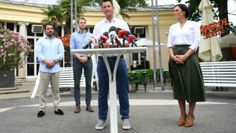 V. l.: Ali Pasha Ilkhanipour, Philipp Schwarzendorfer, Gesundheitsminister Wolfgang Mückstein (Grüne) und Tourismusministerin Elisabeth Köstinger (ÖVP) (Bild: APA/HELMUT FOHRINGER)