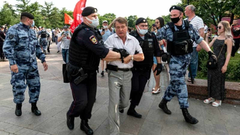 Protest gegen einen Impfzwang in Moskau (Bild: AP)