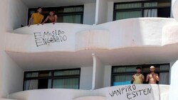„Wir wurden betrogen“, ist hier zu lesen. Schüler haben die Außenwand ihres Hotels als „Plakatwand“ zweckentfremdet. (Bild: Twitter.com/Cotidianeous)