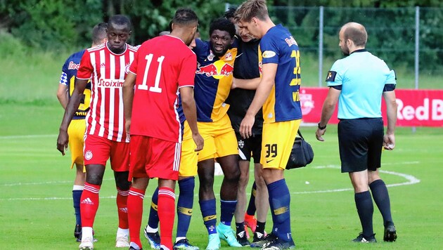 Sekou Koita (M.) mit schmerzverzerrtem Gesicht - er riss sich im Test gegen Olympiakos Piräus das Kreuzband. (Bild: Andreas Tröster)