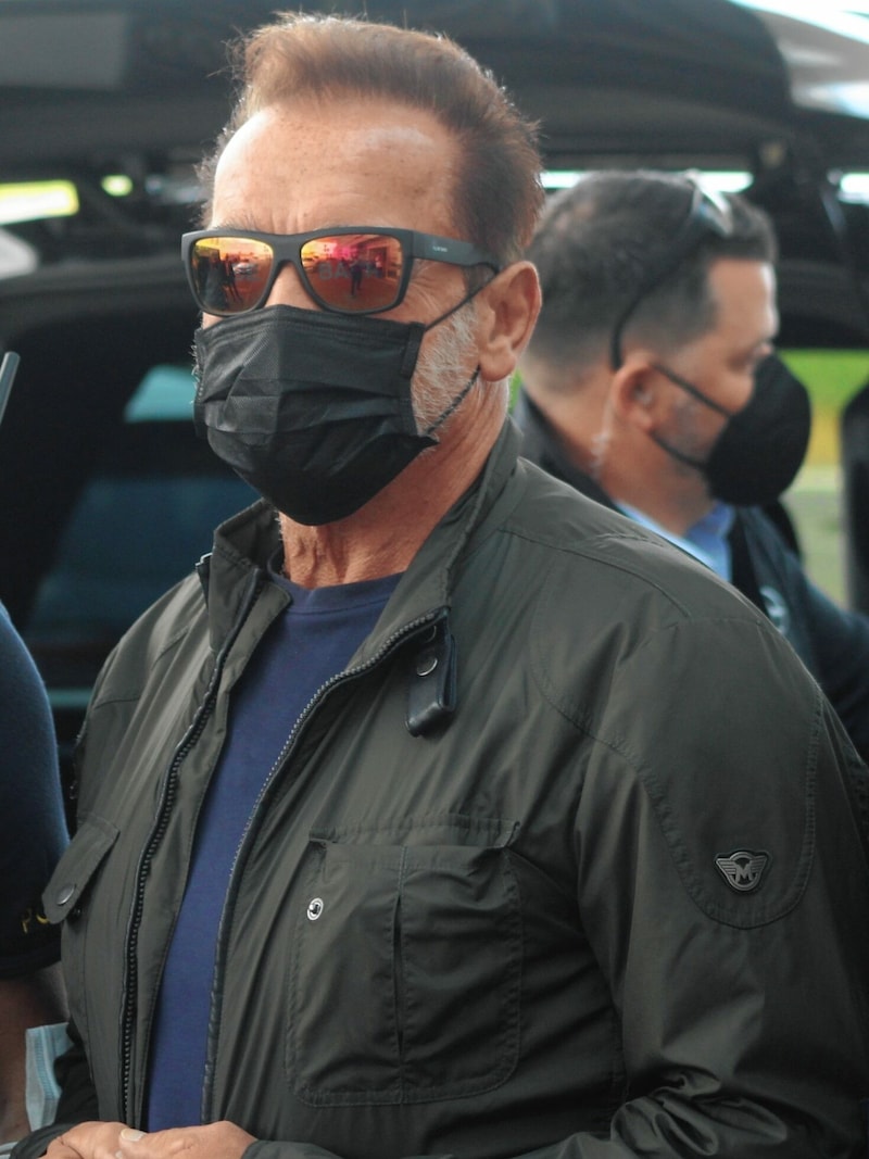 Arnold Schwarzenegger bei seiner Ankunft in Wien Schwechat (Bild: Martin Hofbauer)