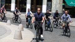 Arnold Schwarzenegger einst während einre Radtour durch die Wiener Innenstadt. (Bild: ROBERT STRASSER/THE SCHWARZENEGG)