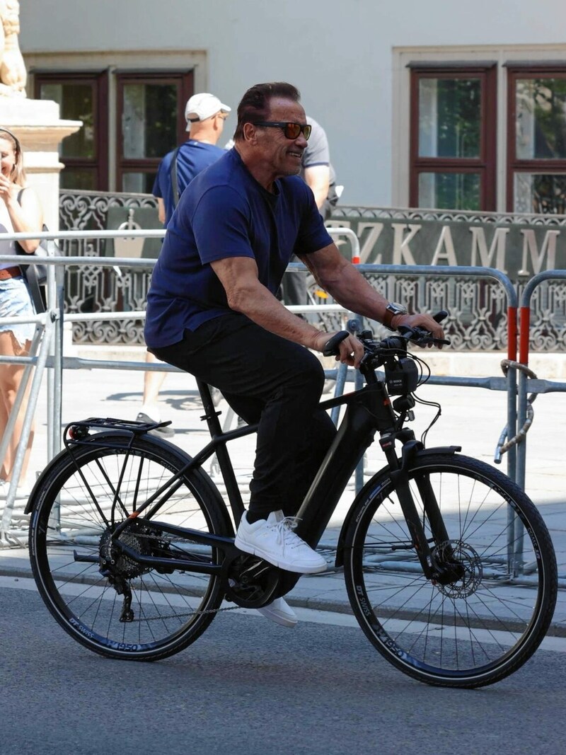 Arnold Schwarzenegger radelte durch die Wiener Innenstadt. (Bild: Starpix/ Alexander TUMA)