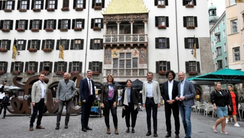 Franz Jirka (WK), Karl Gostner (Tourismus), Michael Perger (Zentrumsverein), Ulrike Resch-Pokorny (Baustellenleitung), StR Uschi Schwarzl, BM Georg Willi, Thomas Pühringer (IKB) und Bernhard Vettorazzi (Ibk-Marketing, v. li.). (Bild: Fischer Andreas)