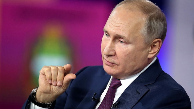 Präsident Wladimir Putin hört sich in der Fragestunde auch die Probleme seines Volkes an. (Bild: AP)